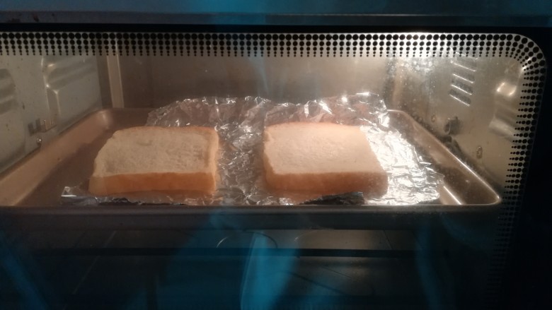 缤纷三明治,我比较喜欢吐司片稍脆的口感，放进烤箱里，150烤了三分钟。