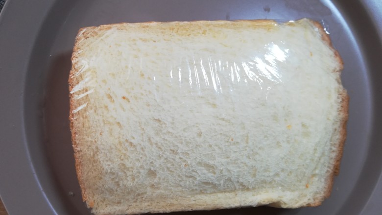 缤纷三明治, 用保鲜膜把两片吐司片包紧，包的太松，切的时候里面的食材容易散掉。