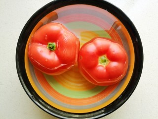 西红柿土豆炖牛腩,西红柿放入开水，烫至破皮。