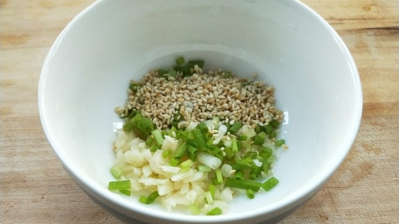 家常菜～蒜香秋葵,倒入装蒜末葱花的碗中。
