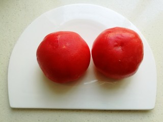 西红柿土豆炖牛腩,然后剥去外皮。