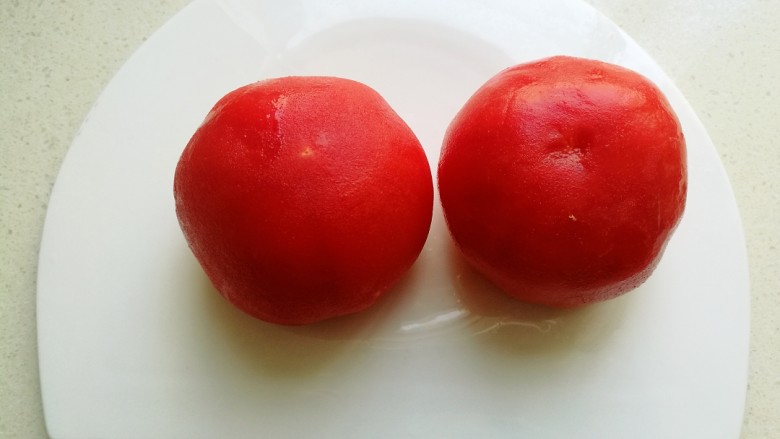 西红柿土豆炖牛腩,然后剥去外皮。