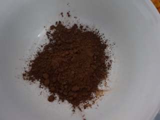 奇亚籽藜麦巧克力无油蛋糕（无麸质）,在碗内倒入20g可可粉