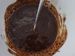 奇亚籽藜麦巧克力无油蛋糕（无麸质）,然后再次加入60g的水搅拌成液态