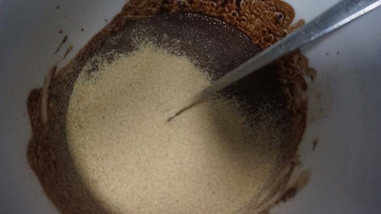 奇亚籽藜麦巧克力无油蛋糕（无麸质）,在碗内筛入35g的藜麦粉