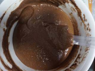 奇亚籽藜麦巧克力无油蛋糕（无麸质）,然后将蛋白分次倒入可可面糊中进行翻拌