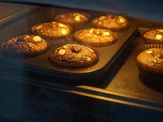 奇亚籽藜麦巧克力无油蛋糕（无麸质）,将烤箱预热180°C 烤制20-25分钟