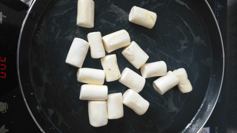 棉花糖版原味牛轧糖———小时候的味道,黄油彻底融化后放入棉花糖。