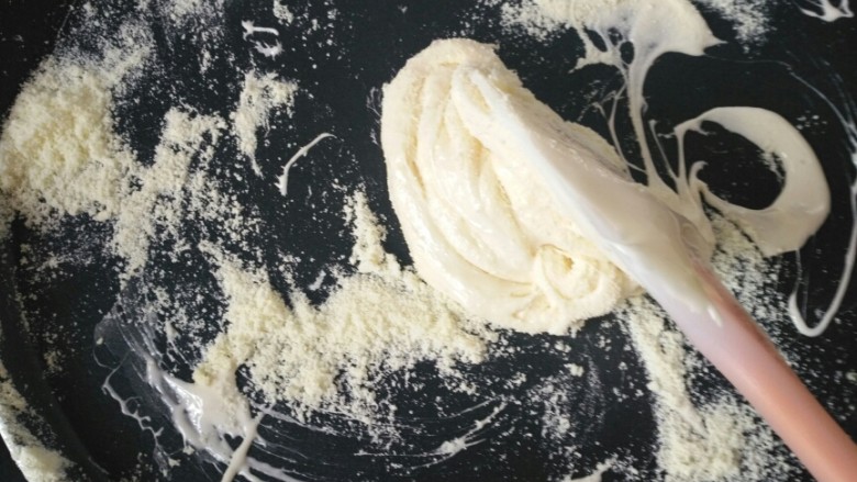 棉花糖版原味牛轧糖———小时候的味道,像图中这样画圈搅拌融化了的棉花糖和奶粉。