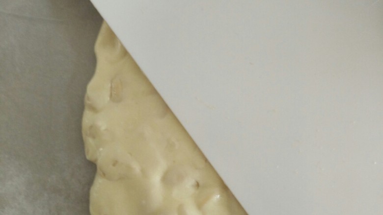 棉花糖版原味牛轧糖———小时候的味道,用刮板按压牛轧糖与烤盘的边平齐，大概厚度是1.5厘米左右。