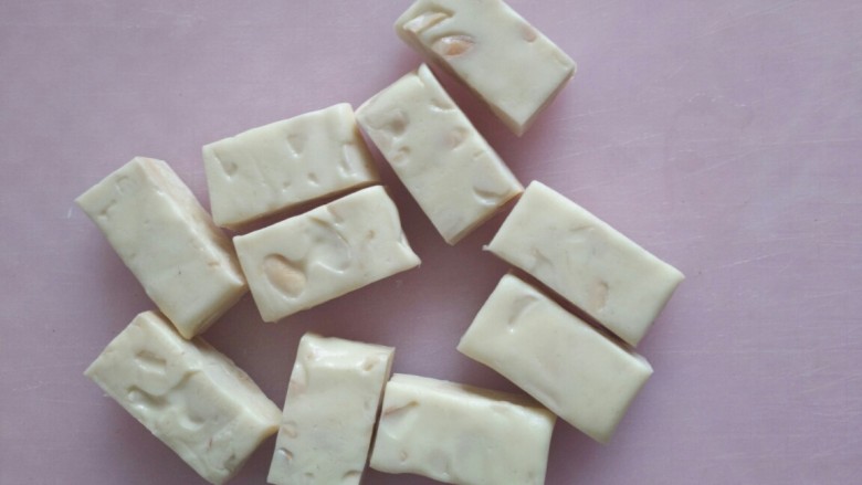 棉花糖版原味牛轧糖———小时候的味道,切成长方形即可，我切的大约厚1.5cm,长6cm,宽3cm。