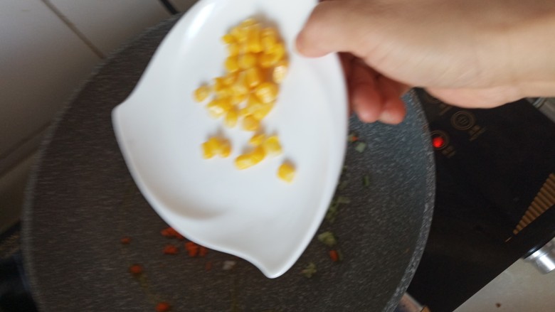 辅食:迷你鸡翅中包米饭,放入玉米粒