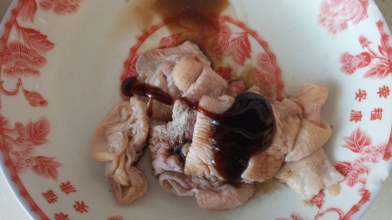 辅食:迷你鸡翅中包米饭,鸡翅皮用胡椒粉，蚝油，生抽抓匀