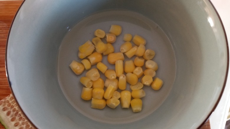 辅食:迷你鸡翅中包米饭,玉米粒用开水烫软