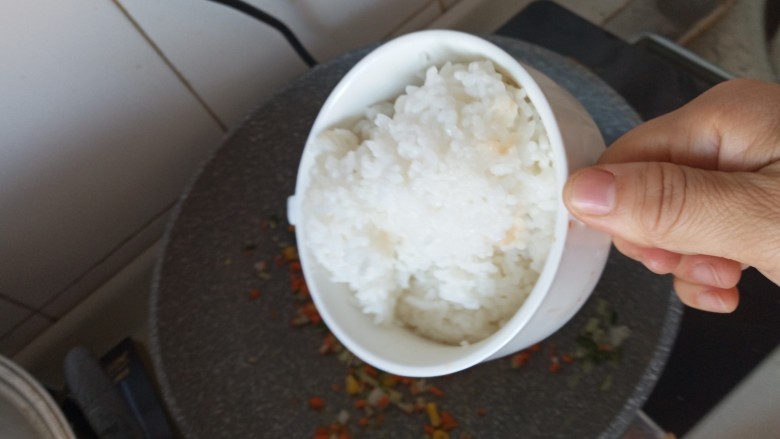 辅食:迷你鸡翅中包米饭,放入米饭翻炒均匀加盐调味