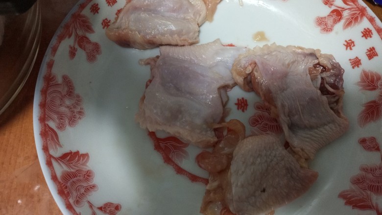 辅食:迷你鸡翅中包米饭,把鸡翅中去掉骨头大块肉，只留皮