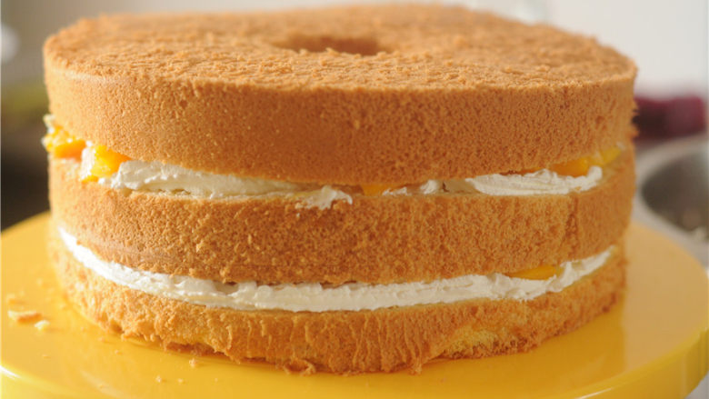 水果蛋糕,蛋糕切成三块，加入奶油和芒果粒