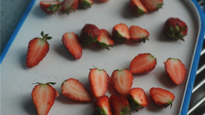 水果蛋糕,草莓切成两半