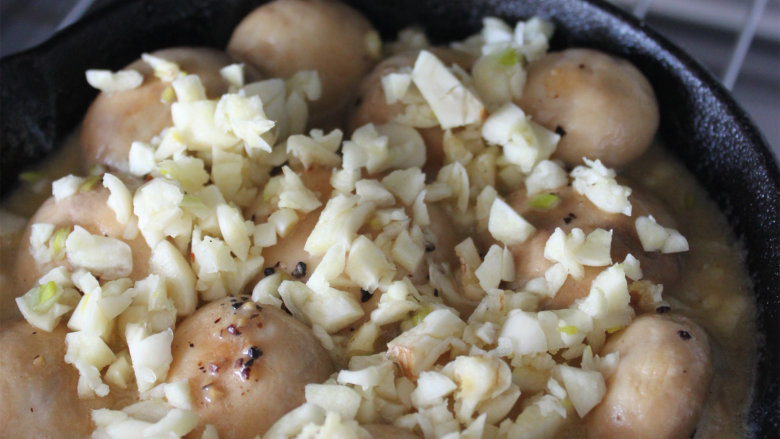 蒜香奶油焗口蘑,法棍面包，两面加热金黄色，搭配汤汁吃
