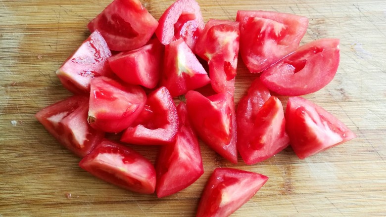 西红柿土豆炖牛腩,切成滚刀块备用。