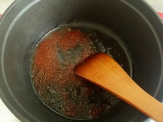 西红柿土豆炖牛腩,锅中放油烧热，放入番茄沙司炒出红油。