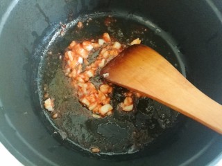 西红柿土豆炖牛腩,再放入蒜蓉翻炒。
