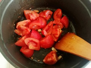 西红柿土豆炖牛腩,再放入西红柿略炒。