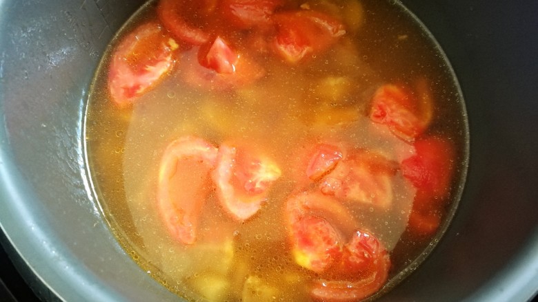 西红柿土豆炖牛腩,打炒好的番茄加入到炖的半熟的牛楠汤中。