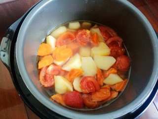 西红柿土豆炖牛腩,半小时后，胡萝卜和土豆块都炖熟，西红柿和牛楠都烂熟了，蔬菜和牛肉的香味融合在一起。