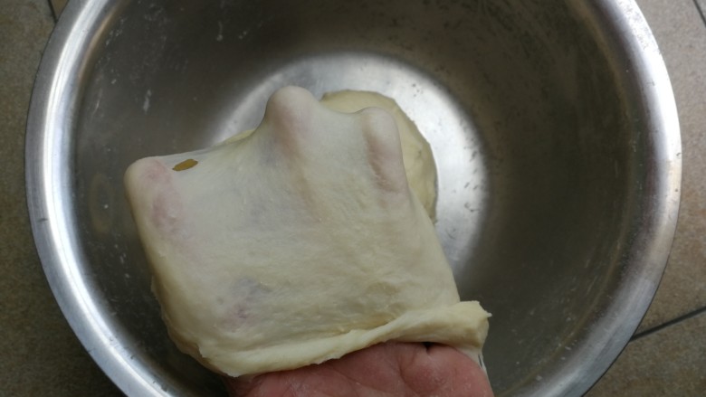 手撕椰蓉面包,用手揉成团后，摔打搓揉面团至能拉出粗膜的状态