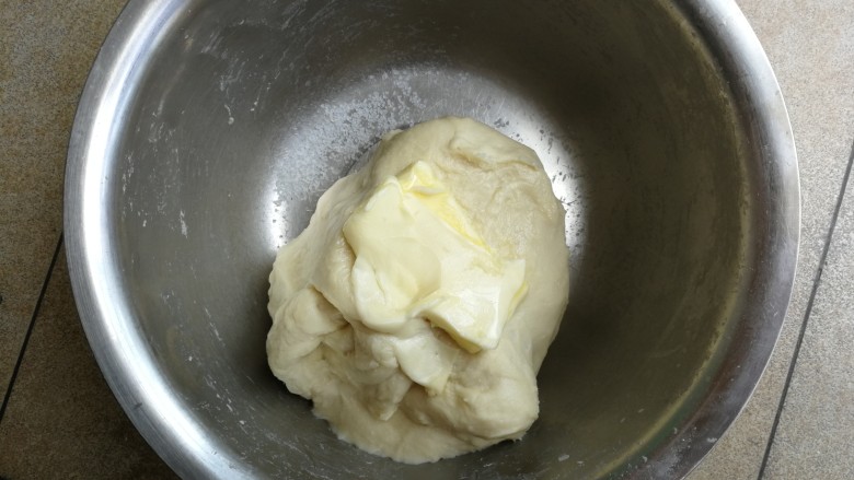 手撕椰蓉面包,加入盐和软化的黄油，继续揉面
