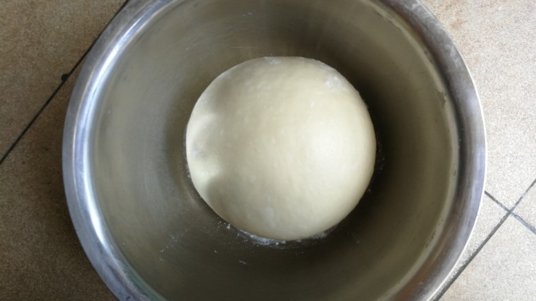 手撕椰蓉面包,面团收圆，收口朝下，放置在盆中加盖保鲜膜进行一发