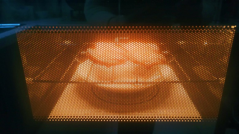 微波炉版孜然鸡翅中,微波炉烤正反两面一共八分钟，中途用筷子翻面注意烫手