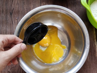 淡奶油戚风蛋糕,在蛋黄盆中加入玉米油