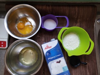 淡奶油戚风蛋糕,将所有材料称量备用，蛋清蛋黄分离