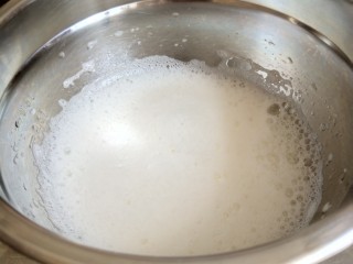 淡奶油戚风蛋糕,打蛋器高速打发至粗泡加入三分之一细砂糖