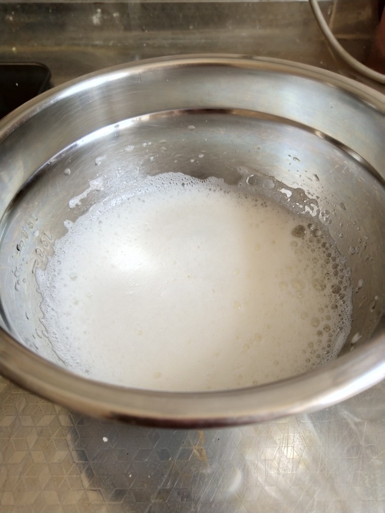 淡奶油戚风蛋糕,打蛋器高速打发至粗泡加入三分之一细砂糖