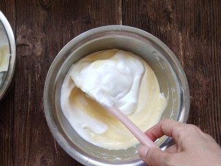 淡奶油戚风蛋糕,再加入一半的蛋白继续翻拌切拌均匀，不要画圈搅拌会使蛋白消泡