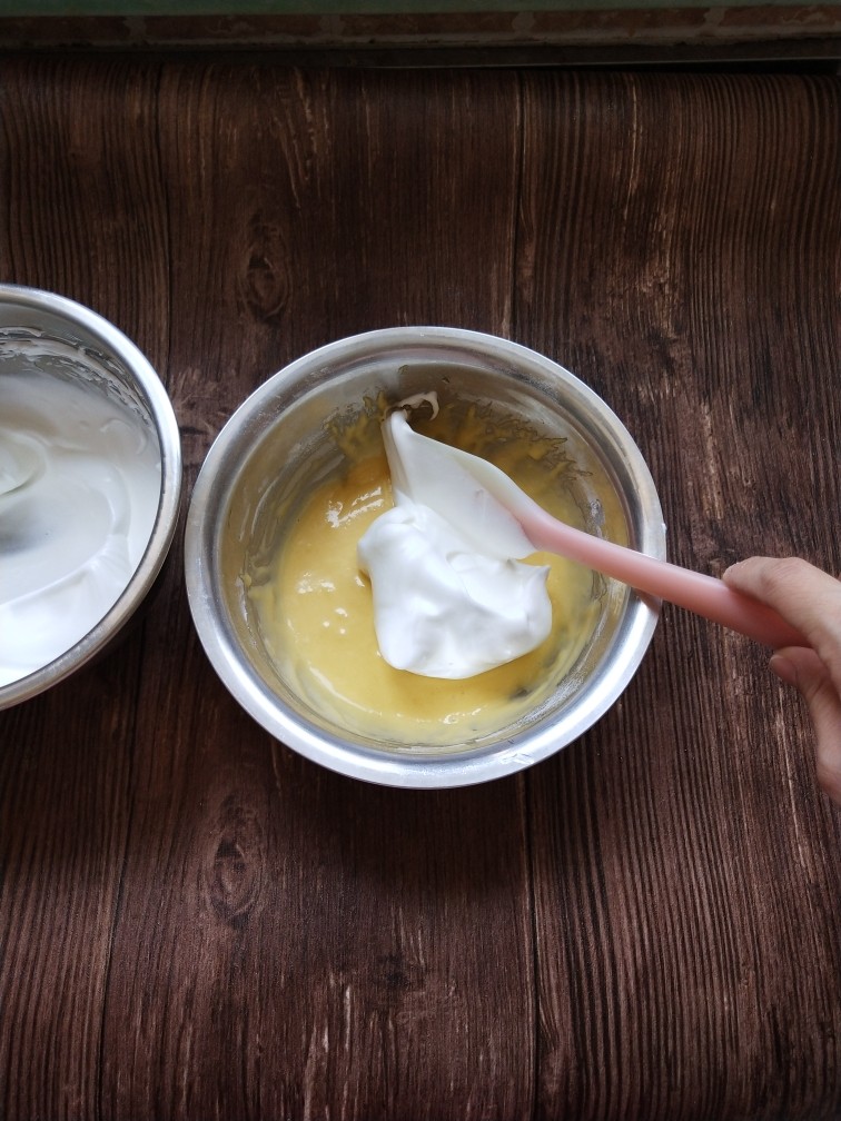 淡奶油戚风蛋糕,取三分之一蛋白加入面糊中翻拌切拌均匀