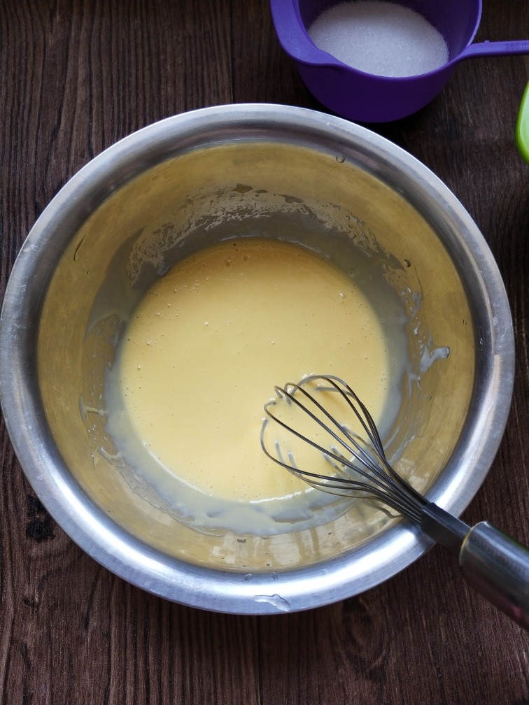 淡奶油戚风蛋糕,蛋黄糊搅拌均匀顺滑