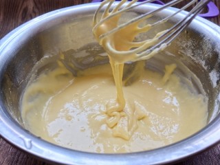 淡奶油戚风蛋糕,面糊拌到细腻顺滑即可，不要过度搅拌会起筋