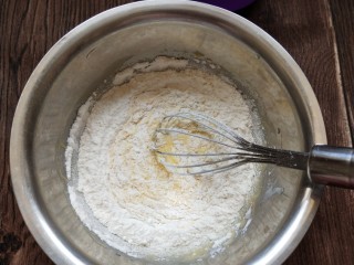 淡奶油戚风蛋糕,再盆里筛入低筋面粉搅拌均匀
