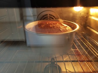淡奶油戚风蛋糕,20分钟后转150度继续烘烤10～15分钟使蛋糕定型，我习惯低温慢烤稳定组织