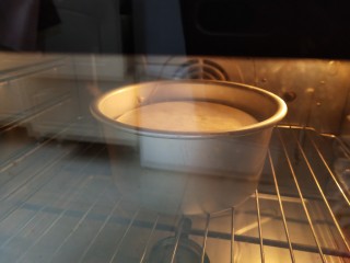 淡奶油戚风蛋糕,烤箱中层上下火120度预热烘烤20分钟
