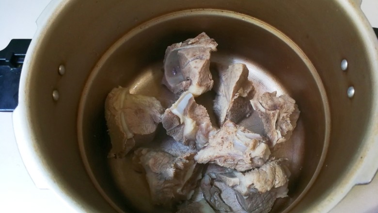 菌类料理+虫草花扇骨汤,冲洗干净放入高压锅里