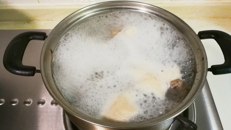 菌类料理+虫草花扇骨汤,重新放入清水一起烧开撇去浮沫
