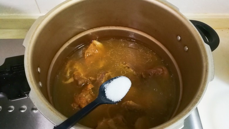 菌类料理+虫草花扇骨汤,放入适量盐调味