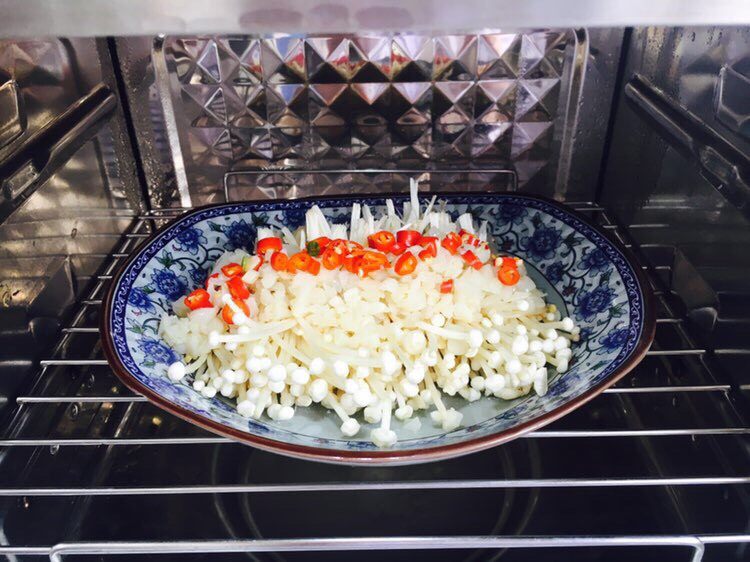 #菌类料理# 蒜蓉辣椒蒸金针菇,放入蒸锅里，上汽后蒸2分钟就可以啦。

