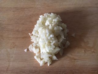 #菌类料理# 蒜蓉辣椒蒸金针菇,将蒜切成蒜蓉，不用切的很精细。