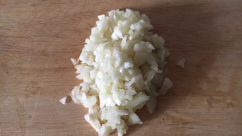 #菌类料理# 蒜蓉辣椒蒸金针菇,将蒜切成蒜蓉，不用切的很精细。
